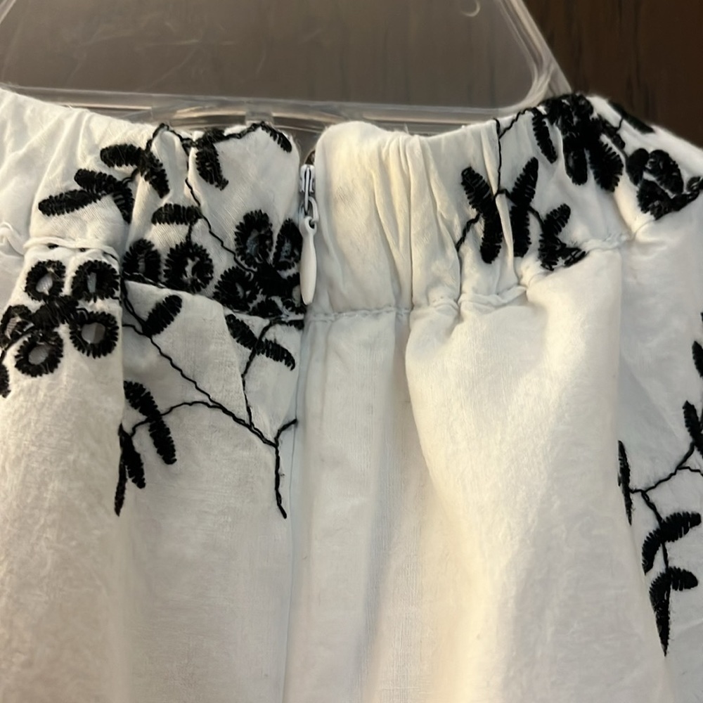 Ophelia Roe white capped sleeve with ruffle. Navy blue embroidered. Size Medium. - Picture 8 of 10